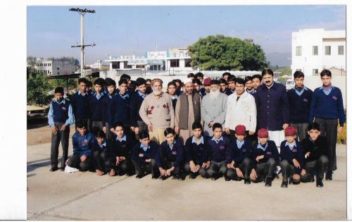 A-group-photo-students-of-the-founders-boys-secondary-school-Ahata-Taxila-with-Abdul-Sattar-Edhi-at-Edhi-homes-Islamabad-2017 (1)